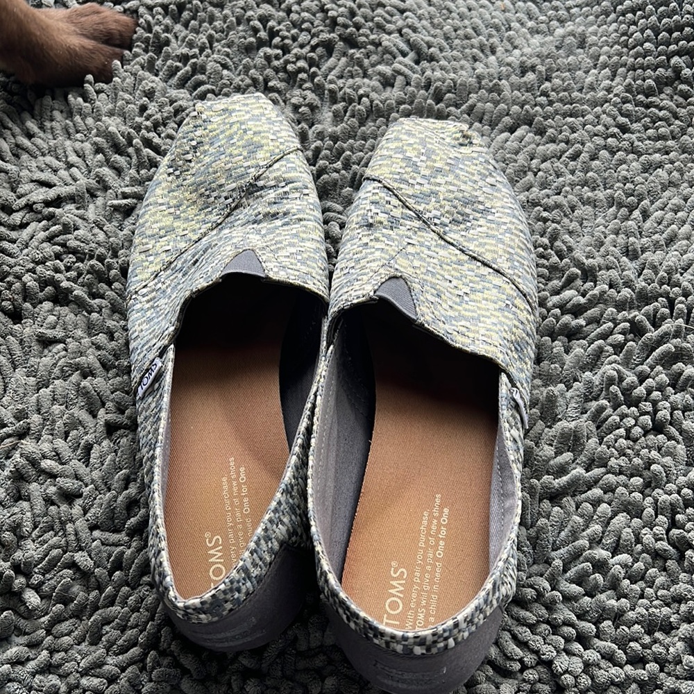 Size 11 ladies Tom’s shoes